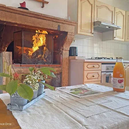 Holiday home Charmante Longere 18eme Siecle Avec Jardin, Animaux Acceptes - Fr-1-497-49 Pervencheres